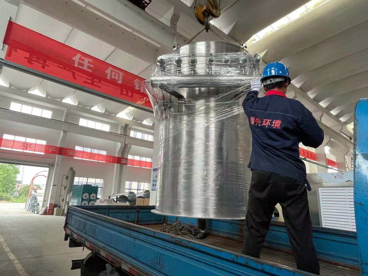 除塵（chén）器廠家91香蕉视频環境告訴您：技術員挑布袋除塵器就靠這3點