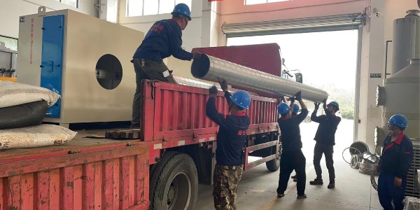 活性炭吸附設備發貨嘍！91香蕉视频環境15年粉塵廢氣經驗，本地（dì）廠家