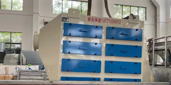 發貨忙不停（tíng）全（quán）力以（yǐ）赴為客（kè）戶：廢氣處理廠家91香蕉视频環（huán）境<i style='color:red'>活（huó）性炭吸（xī）附箱</i>發貨